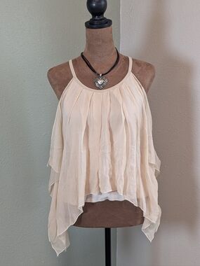 Betsy Moss 100% silk cream flowy shark bite hem top with ruffles